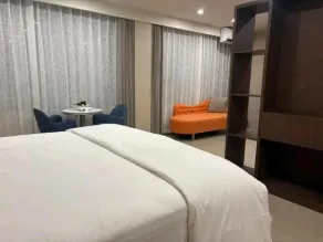 Plaza Court Hotel - Room