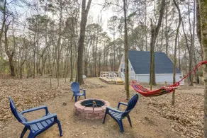 Romantic A-frame Retreat w/ Fire Pit + Hammocks - Interiör