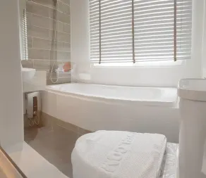 Sleeping Tree Hotel - Bathroom
