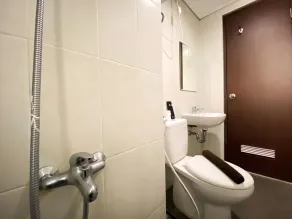 Fancy 2BR at Skyland City Jatinangor Apartment By Travelio - Bathroom