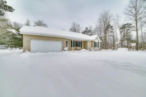 Cozy Mancelona Home: Ski, Golf & Snowmobile! - Innvendig
