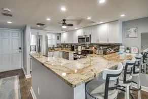 Pool, Balcony & More! Oceanfront Shores Club Condo - Interiør
