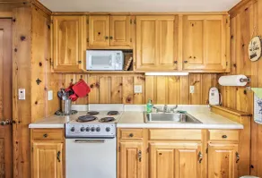 Beachfront Sebago Cottage w/ Deck + Grill! - Innvendig