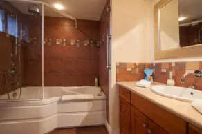 Birds of a Feather Victoria Oceanfront Studio Suites - Badezimmer
