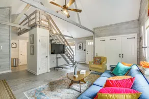 Serene Holmes Cottage Near Lakes & Trails! - Innvendig