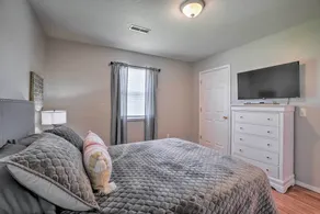 Charming One-level Home w/ Deck, Walk to Dtwn - Værelse