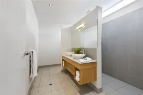 The Cove Kettering - Baño