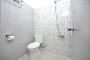RedDoorz At Golden Inn Tugu Yogyakarta - Bathroom
