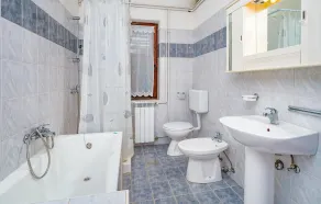 Beautiful Home in Kapelica With Wifi and 2 Bedrooms - Badeværelse