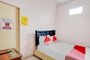 OYO 90234 Dhoho Family Guest House - Room