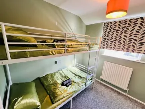 Comfortable Two Bedrooms House DL5 with Garden Parking and Free WiFi - Chambre