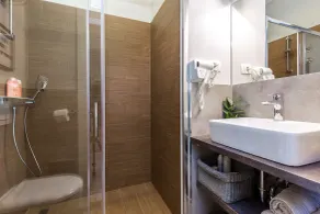 Number 1 Deluxe Apartments - Bathroom