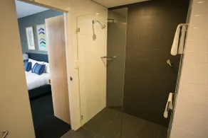 Alpha Hotel Eastern Creek - Bathroom