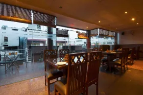 Hotel Aura - 05 Mins from New Delhi Railway Station & Connaught Place - Restaurant