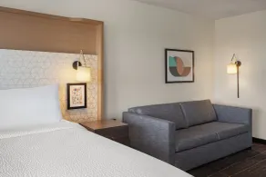 Holiday Inn & Suites Detroit - Troy by IHG - Zimmer
