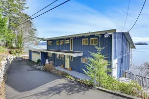 Decks & Views: Waterfront Shelton Home - Interiör