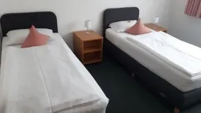 Hotel Café Galerie I Hannover-Garbsen I Free Parking - Room
