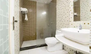 Treebo House Inn - Bathroom