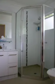 Cedar Lodge Motel - Bathroom