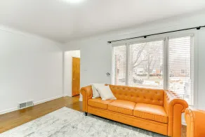 13 Mi to Downtown Detroit: Bright Home - Intérieur