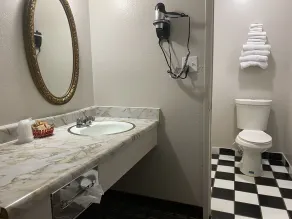 High Country Lodge - Bathroom