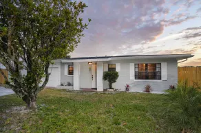 Hook, Line & Leisure: Lakefront Gem w/ Porch! - Intérieur