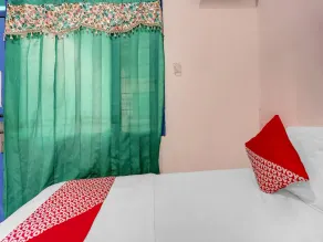 OYO Life 90523 Homestay Jenggolo - Room