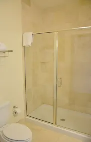 Days Inn & Suites by Wyndham Milwaukee - Salle de bain