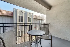 Shop, Hike & Sip Wine: Pleasanton Gem w/ Balcony! - Innenbereich