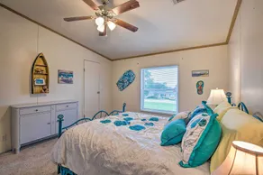 Cedar Creek Lake Access: Retreat w/ Deck - Innvendig