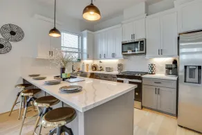 Blissful Getaway Home with Hot Tub & Backyard Near Downtown - Interiör