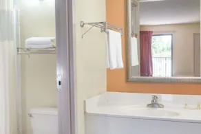 Days Inn by Wyndham Sanford - Salle de bain