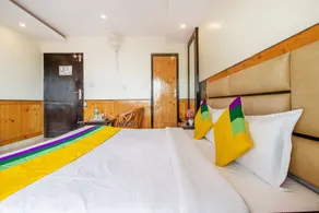 Itsy Hotels Avantika With Forest View - Quarto
