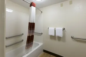 Red Roof Inn PLUS+ West Springfield - Salle de bain