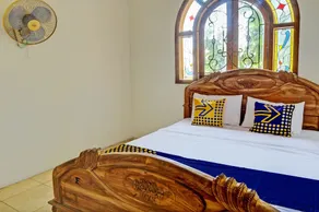 SPOT ON 93144 Homestay H. Syarif Syariah - Bandar Gresik 2 - Habitación