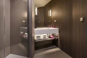 Moxy Dresden Neustadt - Bathroom