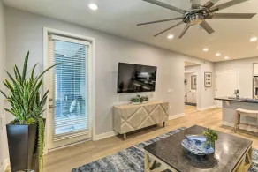 Modern Irvine Condo w/ Pool - 7 Mi to Beach! - Innvendig