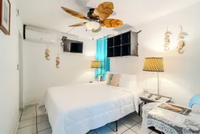 Coconut Palms Inn - Bathroom