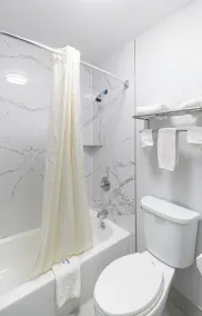 Rodeway Inn At Fort Lee - Bathroom