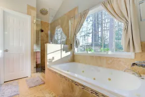 3 Beds, Kids Friendly Ranch,Jaccuzzi Tub,Walk to Food Lion,Restaurant, Keurig , sleep noise machine,,Crib,5G - Bathroom