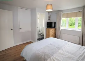 Detached House - 3 Bedrooms - 3 Bathrooms - Private Garden & Parking Plus Garage - Quiet Cul De Sac Location - Dog Friendly - Fast Wifi - Close to Motorway Access - Værelse