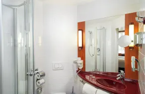 Leonardo Hotel Salzburg City Center - Bathroom