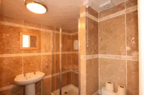  Central Studios Gloucester Road by Rooms Booked - Free Parking - Baño