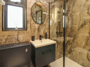 Hen's Hideaway - Bathroom