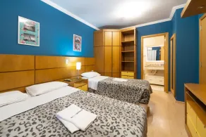 GRAMADO SOLAR REAL - 2 APTS de 2 quartos no mesmo prédio, cada um comporta até 7 pessoas - IDEAL PARA GRUPOS - central - IDEAL PARA ANDAR A PÉ, nesta plataforma desde janeiro de 2016, oferecemos CREDIBILIDADE - seu PET é bem-vindo - GARAGEM COBERTA - Room