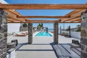 June Twenty Suites - Piscina