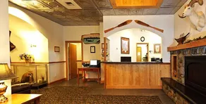 Frontier Suites Hotel in Juneau - Réception