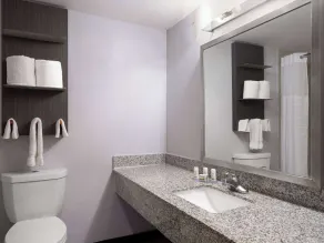 Baymont by Wyndham Indianapolis East - Salle de bain
