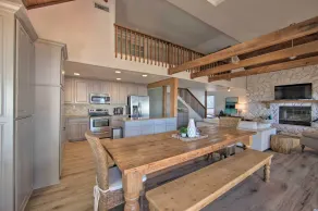 Stunning Lakefront Home: Hot Tub & Game Room! - Innenbereich