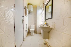 FabHotel Ishtara Auberge - Nr Yashobhoomi Convention Centre - Bathroom